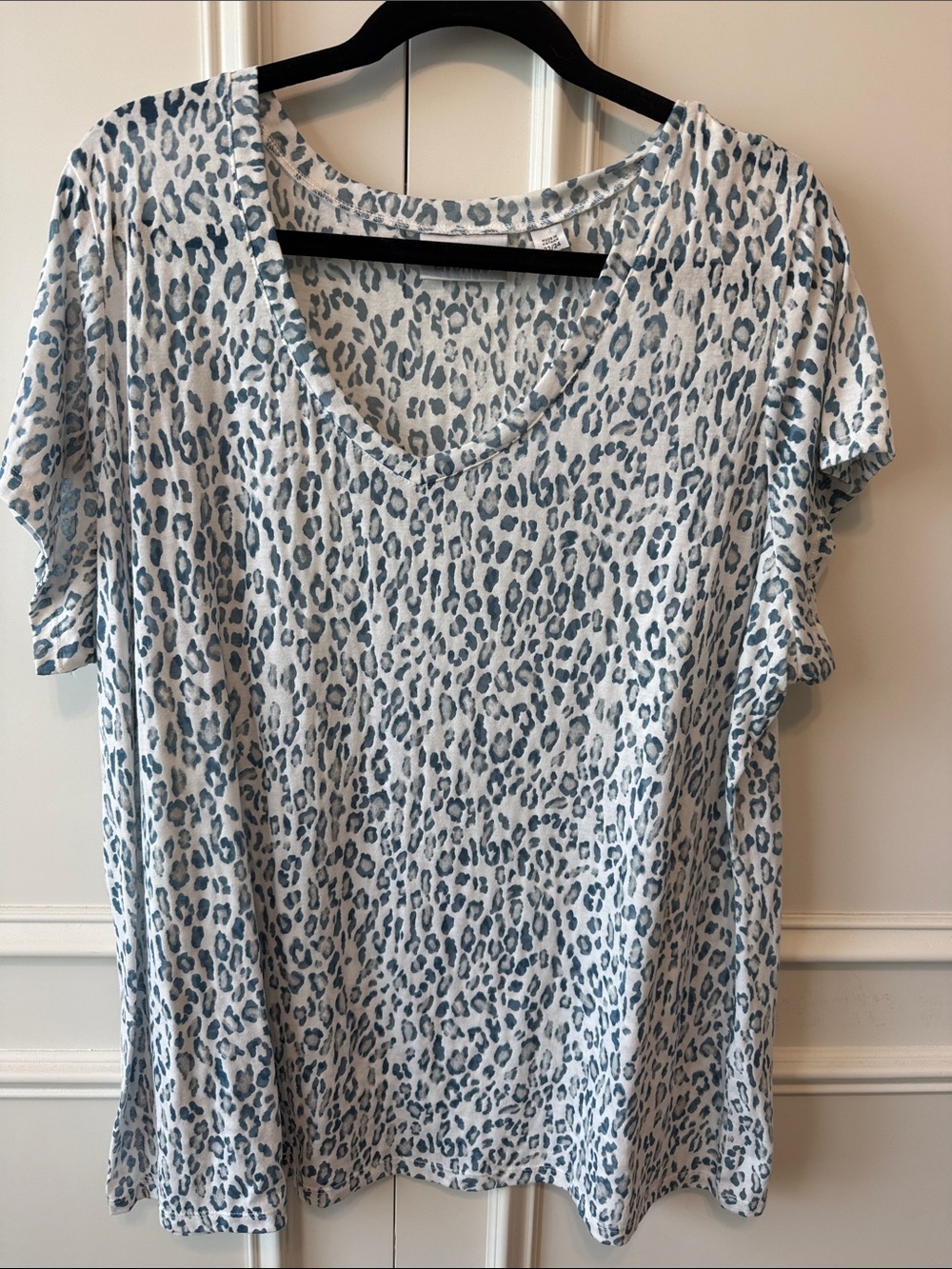 Avenue Blue and White Leopard Print V-Neck Short Sleeve Top